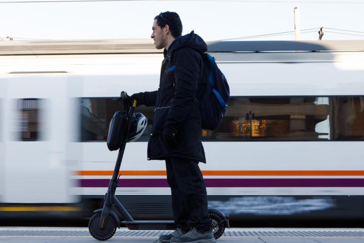 Can I take my electric scooter on public transport in Valencia?
